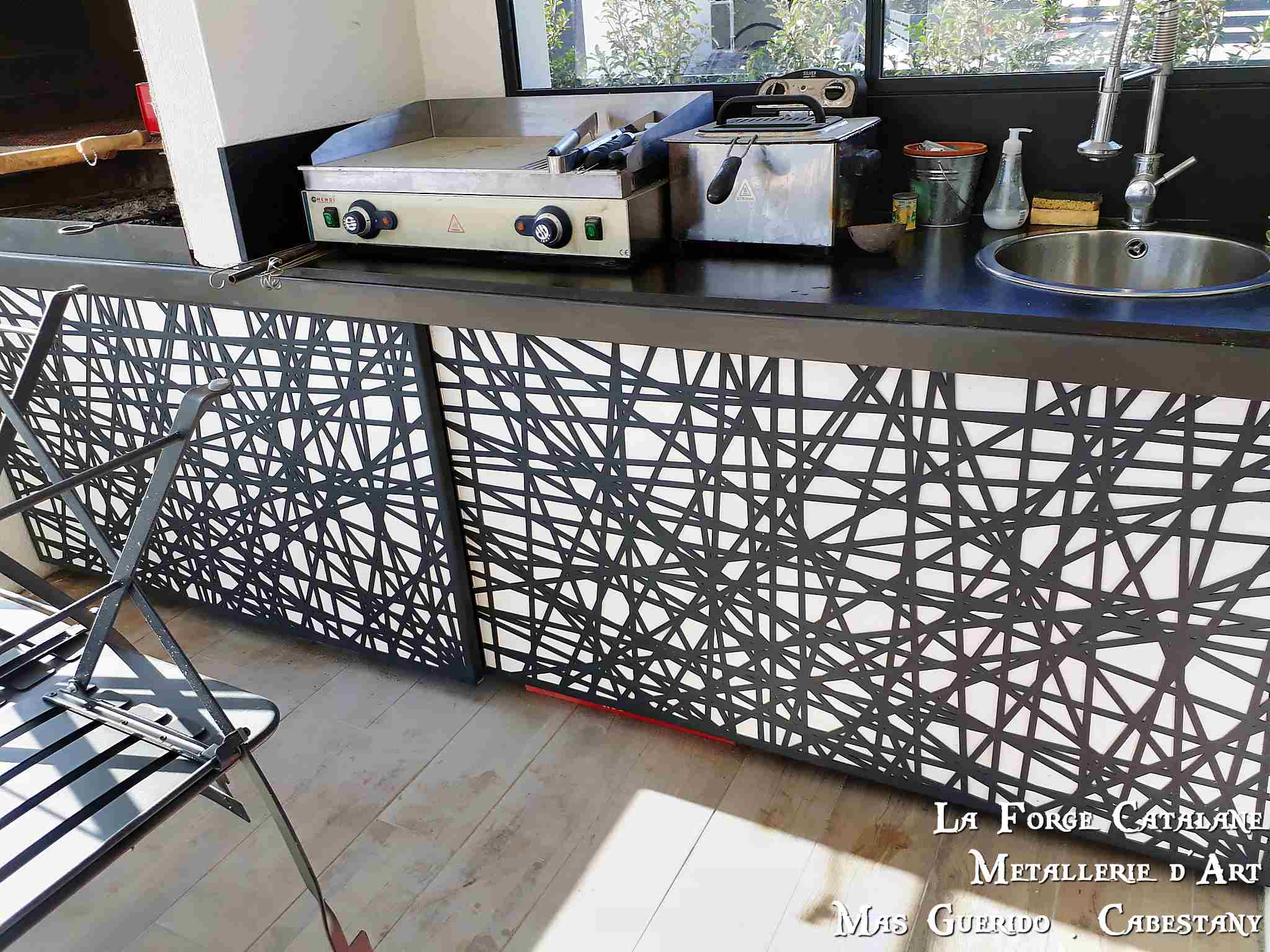 decoupe laser sur porte sous barbecue fer forge catalane.jpg